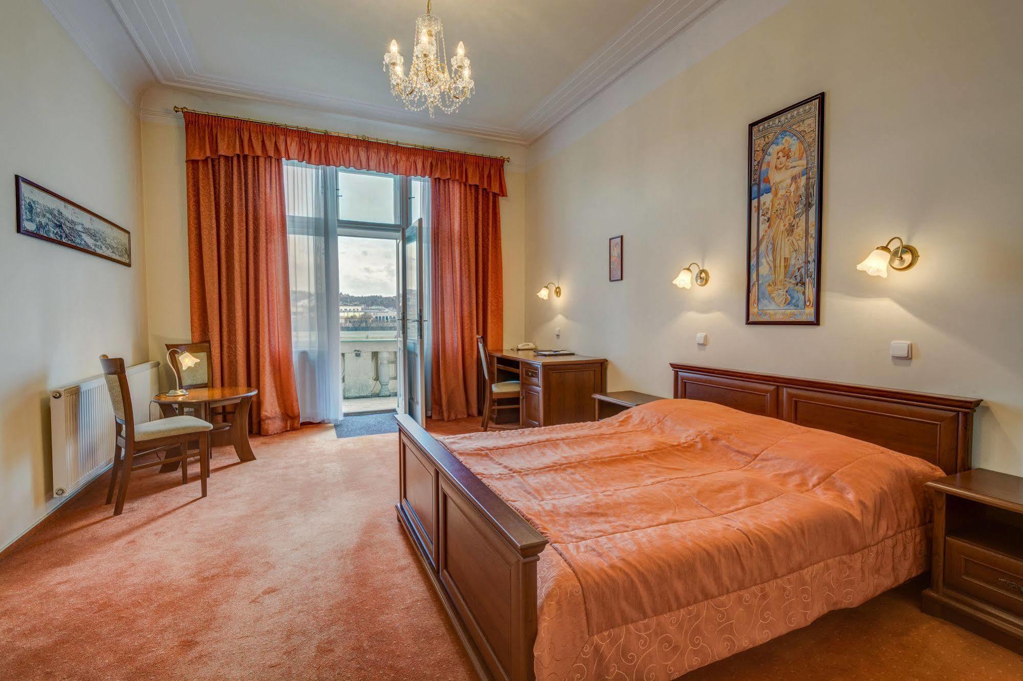 Hotel & Residence Royal Standard Прага Екстериор снимка