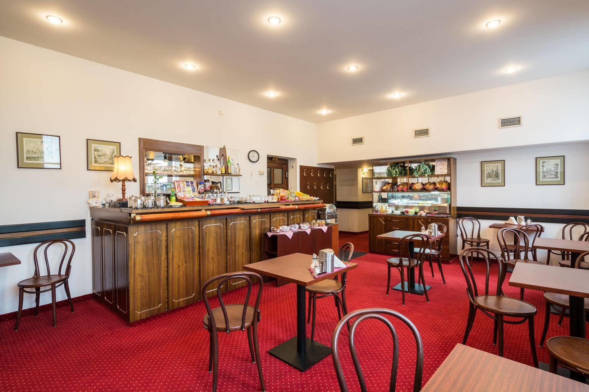 Hotel & Residence Royal Standard Прага Екстериор снимка