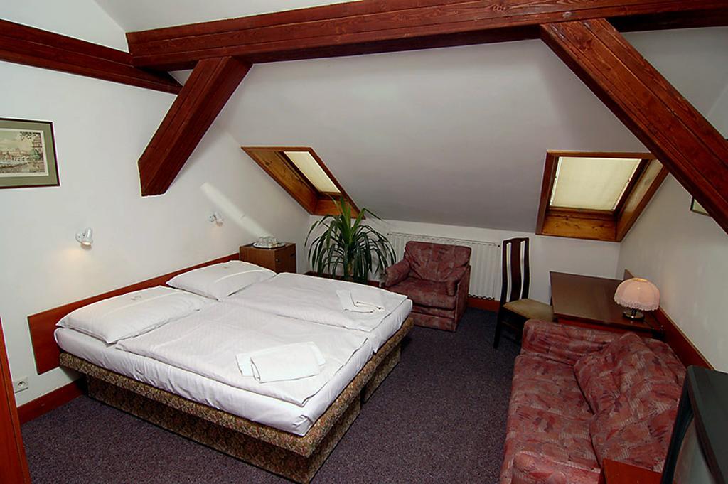 Hotel & Residence Royal Standard Прага Стая снимка