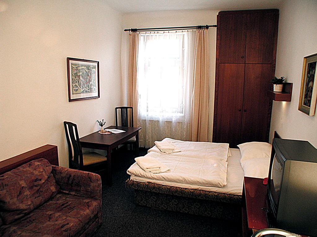 Hotel & Residence Royal Standard Прага Стая снимка