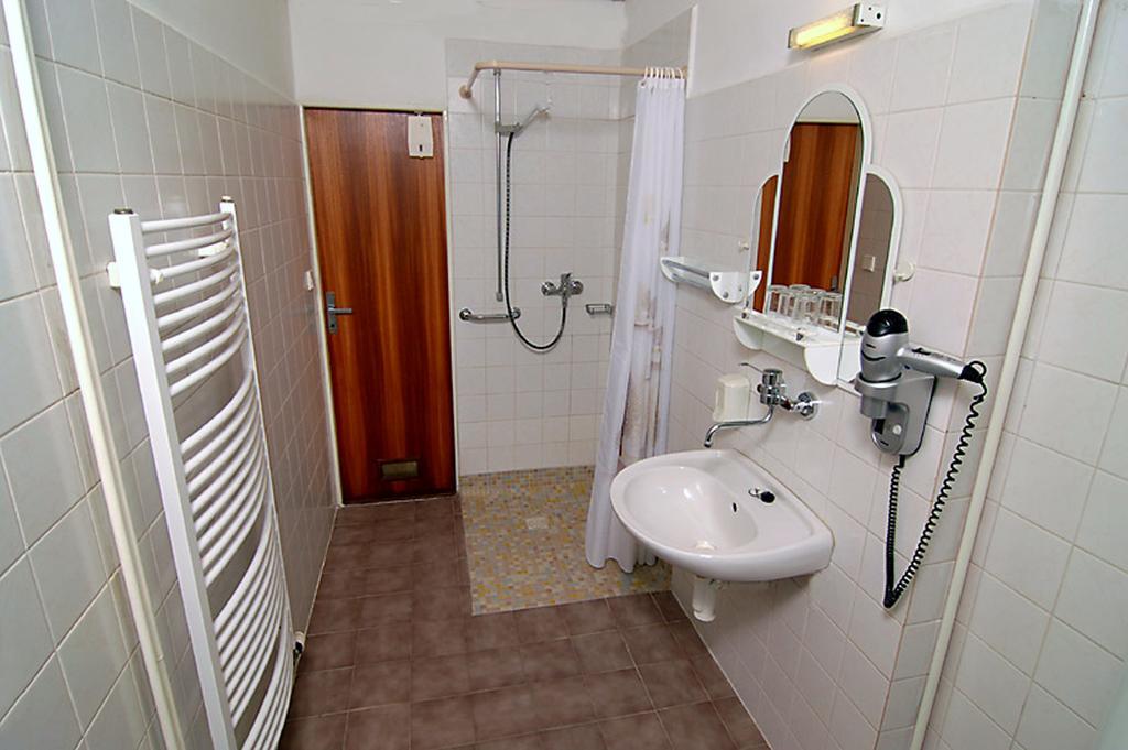 Hotel & Residence Royal Standard Прага Стая снимка