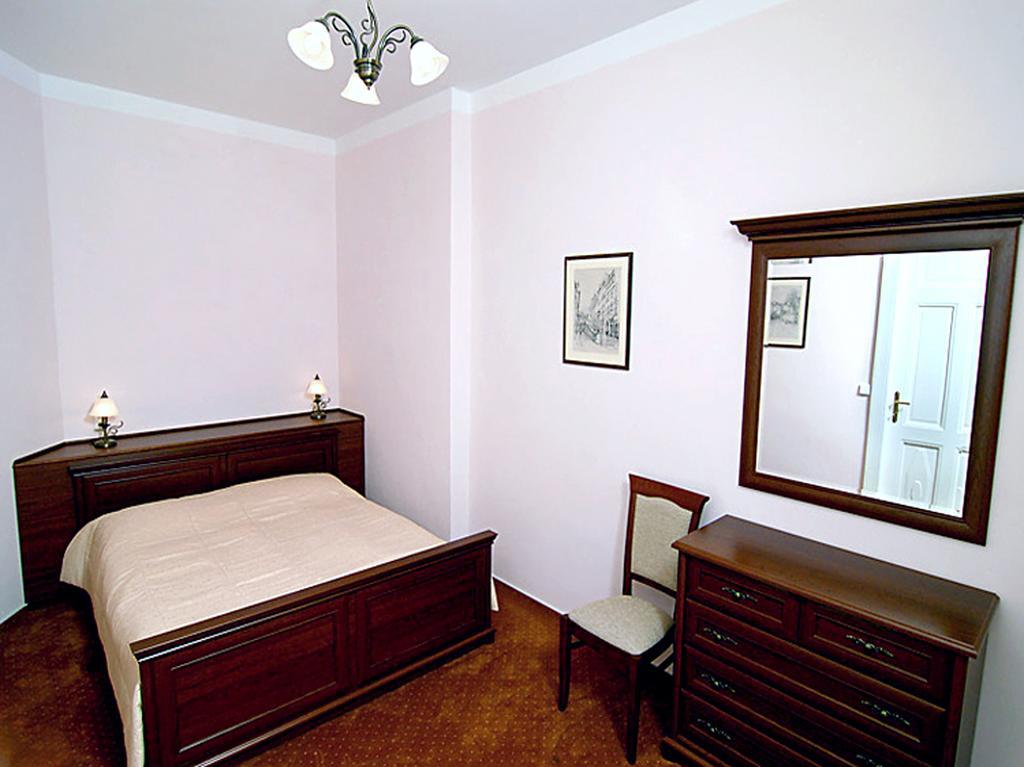 Hotel & Residence Royal Standard Прага Стая снимка